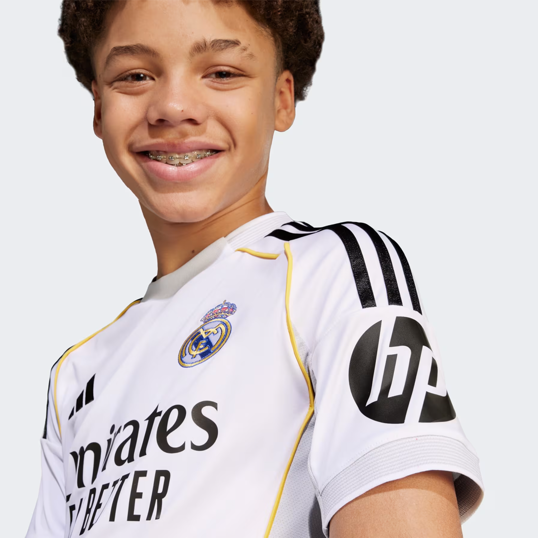 Conjunto Niños Real Madrid Primera Equipación 2025/26 + 3 REGALOS 🎁