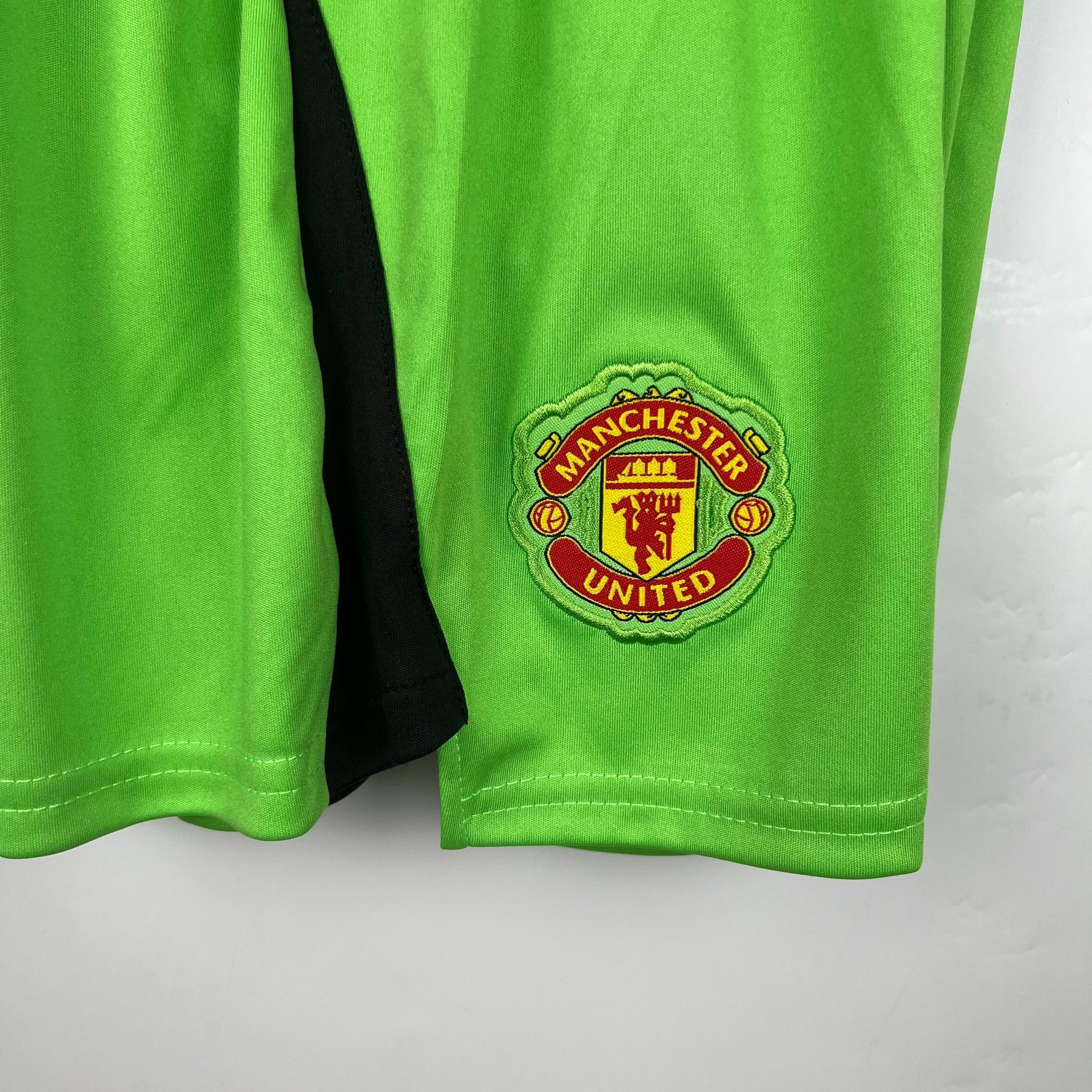 MANCHESTER UNITED GOLEIRO I 23/24 CONJUNTO INFANTIL - TIENDA DEL JUGADOR